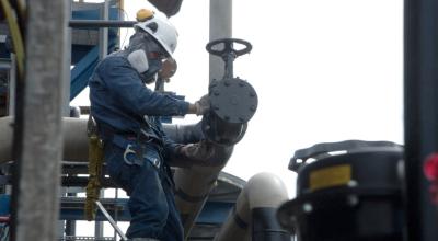 Un trabajador de Petroecuador durante sus actividades diarias en un campo petrolero de Orellana, el 12 de agosto de 2020.