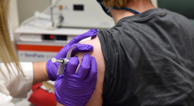 Voluntario recibe una dosis de la vacuna contra Covid-19 en la Universidad de Maryland (Estados Unidos), 27 de agosto de 2020.