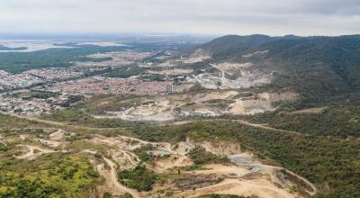 Vista aérea de Cerro Blanco y las canteras ubicadas en la zona norte de Guayaquil, el 31 de agosto de 2020.