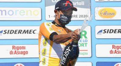 Jhonatan Narváez celebra su primer título como ciclista profesional, la Semana Coppi e Bartali, en Italia. 
