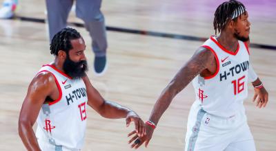 James Harden (i) junto a Ben McLemore (d) durante el partido frente a los Lakers el virnes 4 de septiembre de 2020.