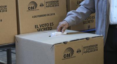 Un ciudadano deposita su voto durante la consulta popular de 2018.