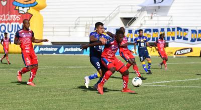 Richard Calderón busca la pelota frente a los defensas de El Nacional, en un partido jugado el 30 de agosto de 2020.