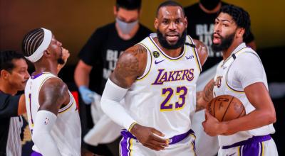 El alero de Los Angeles Lakers, LeBron James, junto a Kentavious Caldwel y Anthony Davis durante la primera mitad del quinto juego de playoffs de la Conferencia Oeste, este sábado 12 de septiembre de 2020.