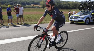 Richard Carapaz sufrió una caída en la Etapa 15 del Tour de Francia. Eso lo perjudicó en la clasificación general.