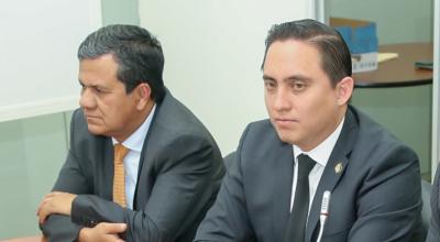 Eliseo Azuero y Daniel Mendoza durante la sesión de la Comisión de Fiscalización, del 12 de diciembre de 2019.