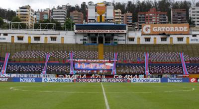 Vista de los dummies de los hinchas del Quito colocados en el estadio Atahualpa, el 7 de septiembre de 2020.