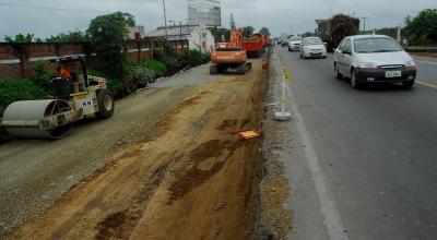 Trabajos de la concesionaria Conorte en la vía Nobol-La Cadena, en Guayas, el 4 de julio de 2014.