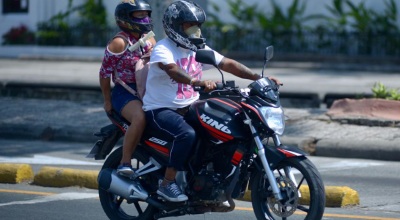 Dos personas a bordo de una moto este 16 de septiembre de 2020 en Guayaquil.