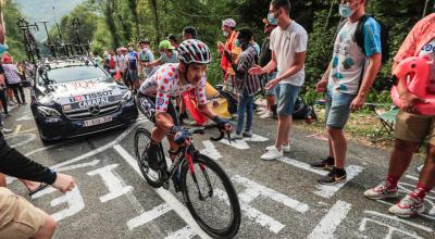 Richard Carapaz en el ascenso al último puerto de la Etapa 20 del Tour de Francia, el sábado 19 de septiembre de 2020.