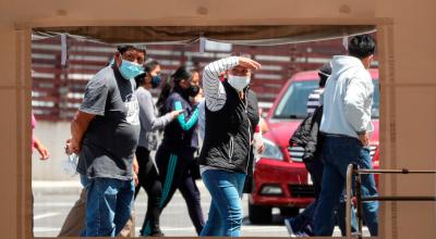 Personas esperan información de sus familiares a las afueras del hospital Iess del Sur en Quito, el 20 de septiembre de 2020.