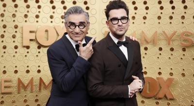 Eugene Levy y su hijo and Daniel Levy en 2019. Ambos son los creadores y protagonistas de la serie Shitt's Creek, la comedia que resultó una de las ganadoras de la noche. 