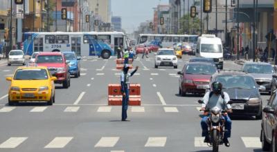 Foografía que muestra la circulación vehicular en un de las calles de Guayaquil, el 21 de septiembre de 2020.