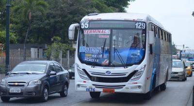 Imagen referencial. Buses y autos particulares circulan por la avenida Malecón, centro de Guayaquil.