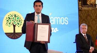 El ministro de Finanzas, Richard Martínez, y el Presidente, Lenín Moreno, celebran el cierre de la negociación de la deuda en bonos Global, el 8 de septiembre de 2020.