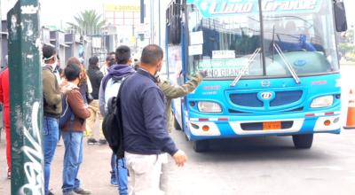 Personas en una parada de bus en Calderón, el 3 de junio de 2020, durante la crisis sanitaria por el Covid-19.