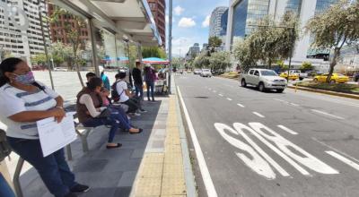 Personas esperan un bus en la avenida Amazonas de Quito, el 22 de septiembre de 2020.