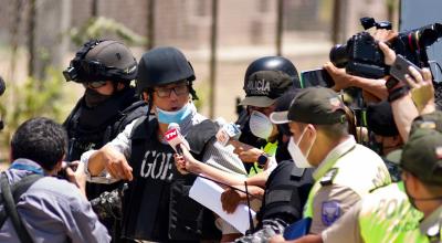 El exsecretario de la Presidencia, Alexis Mera, a su salida de la Policía Judicial antes de partir hacia Latacunga, el 24 de septiembre de 2020.