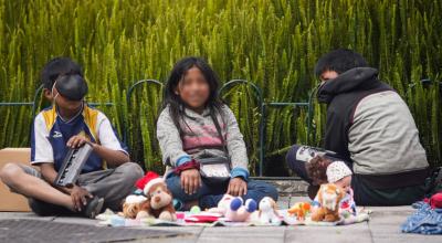 Tres niños venden juguetes sobre la avenida Naciones Unidas, en el norte de Quito, el martes 22 de septiembre de 2020.