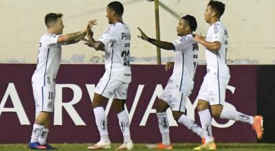 Jugadores de Santos celebran el gol de Mario Santos el jueves 24 de septiembre, en un partido del grupo G de la Copa Libertadores, en el estadio Jocay de Manta.