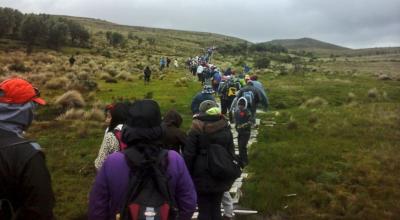 Caminata por el páramo de Quimsacocha, donde está el proyecto minero Loma Larga, en diciembre de 2015.