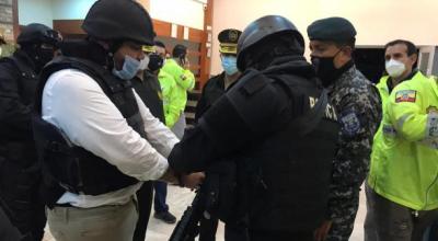 La Policía escolta a Jacobo Bucaram Pulley a su llegada al aeropuerto de Tababela de Quito, procedente de Medellín, Colombia, la noche del 25 de septiembre de 2020.  