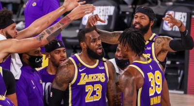 Los jugadores de los Lakers festejan su victoria en Orlando, el sábado 26 de septiembre de 2020.