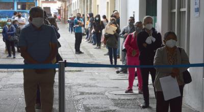 Afiliados al IESS realizan largas colas para realizar sus trámites, el 8 de septiembre en Cuenca. 