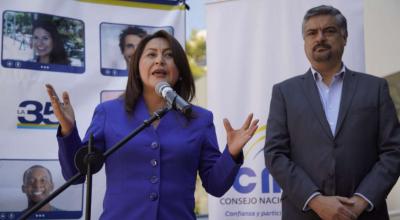 Ximena Peña y Patricio Barriga, integrantes del binomio de Alianza PAIS, durante la inscripción de su candidatura el 6 de octubre de 2020.