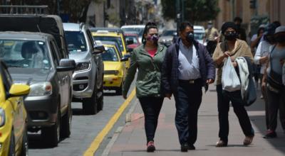 Ciudadanos circulan por las calles de Cuenca, el 22 de septiembre de 2020.