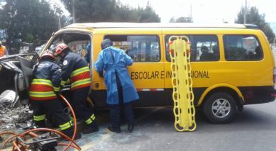 Una furgoneta en un accidente de tránsito en la autopista General Rumiñahui, el 30 de septiembre de 2020.