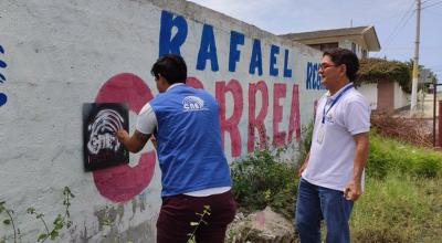 Personal del CNE en Santa Elena controla la campaña anticipada en la provincia en marzo de 2020.