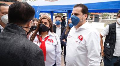 Giovanny Andrade y Katherine Mata en los exteriores del CNE, en Quito, el 3 de octubre de 2020.