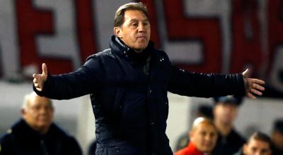 Aguinaga, exentrenador del LDU de Loja, hacía gestos a sus jugadores durante un partido de la Copa Sudamericana contra el River Plate de Argentina en Buenos Aires.