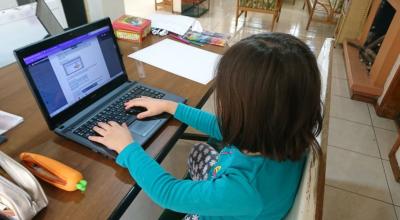Una niña usa su computadora en la casa, el 6 de octubre de 2020.
