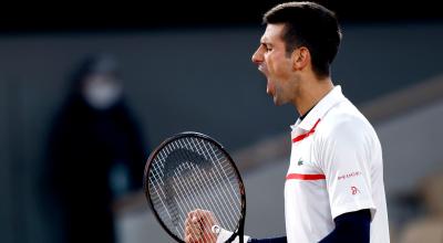 Novak Djokovic de Serbia reacciona mientras juega contra Pablo Carreno durante el partido de cuartos de final del Abierto de Francia.