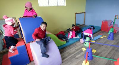 Niños juegan en un aula de una escuela rural, el 21 de septiembre de 2018.