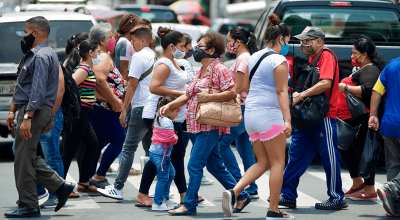 Personas caminan por una calle de la ciudad de Guayaquil, el 8 de octubre de 2020.