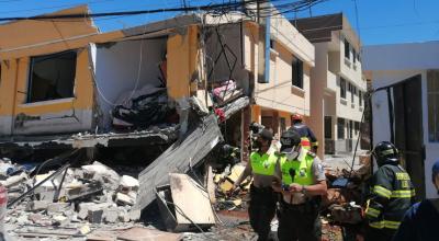Personal de Bomberos y Policía atienden tras la explosión de un tanque de gas en Cumbayá, el 10 de octubre de 2020.