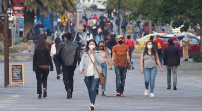 Ciudadanos circulan por el boulevard de la avenida Naciones Unidas, en el norte de Quito, este 7 de octubre de 2020.