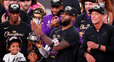 LeBron James sostiene el trofeo de MVP después de derrotar a los Miami Heat y conseguir su título 17 en la NBA.