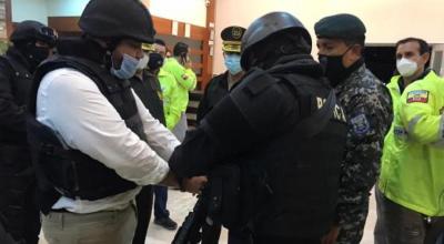 Momento en que la Policía coloca un chaleco antibalas y casco a Jacobo Bucaram, el 25 de septiembre de 2020.