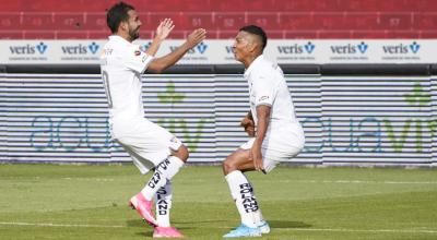 Junior Sornoza (i) y José Quinteros (d), de Liga de Quito, celebran uno de los goles ante Deportivo Cuenca, el martes 13 de octubre de 2020, en Quito.