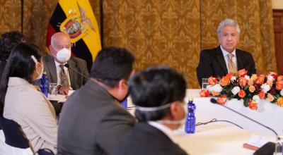 El presidente de la República, Lenín Moreno (derecha) y el ministro de Finanzas, Mauricio Pozo (izquierda), se reunieron con los proveedores del Estado en el Palacio de Carondelet, el 13 de octubre de 2020.