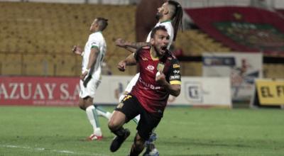 Lucas Mancinelli, del Deportivo Cuenca, celebra uno de sus dos goles anotados este lunes 19 de octubre, frente a Liga de Portoviejo.