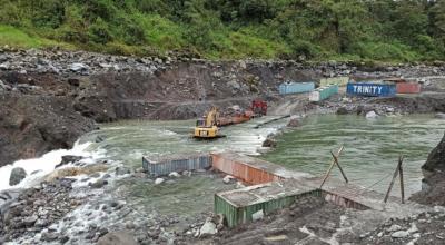 Una vista panorámica de los contenedores ubicados en el lecho del río Coca, el 19 de octubre de 2020.