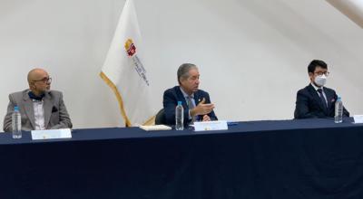 El ministro de Salud, Juan Carlos Zevallos (centro), en rueda de prensa el 21 de octubre de 2020.