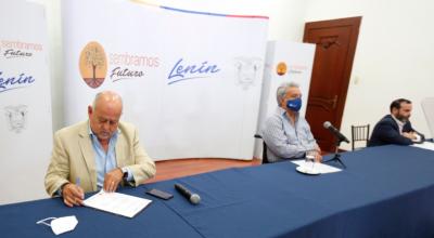 El ministro de Finanzas, Mauricio Pozo, el presidente Lenín Moreno (centro) y el titular del directorio del IESS, Jorge Wated, en la firma de un convenio en Guayaquil, el 23 de octubre de 2020.
