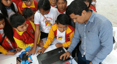 El profesor Jimmy Muñoz junto a estudiantes del la Unidad Educativa Ciudad de Cuenca, donde se implementó la plataforma Game Math.