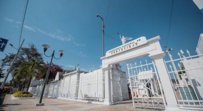 Vista exterior del cementerio de Portoviejo, Manabí el Día de los Difuntos de 2020.